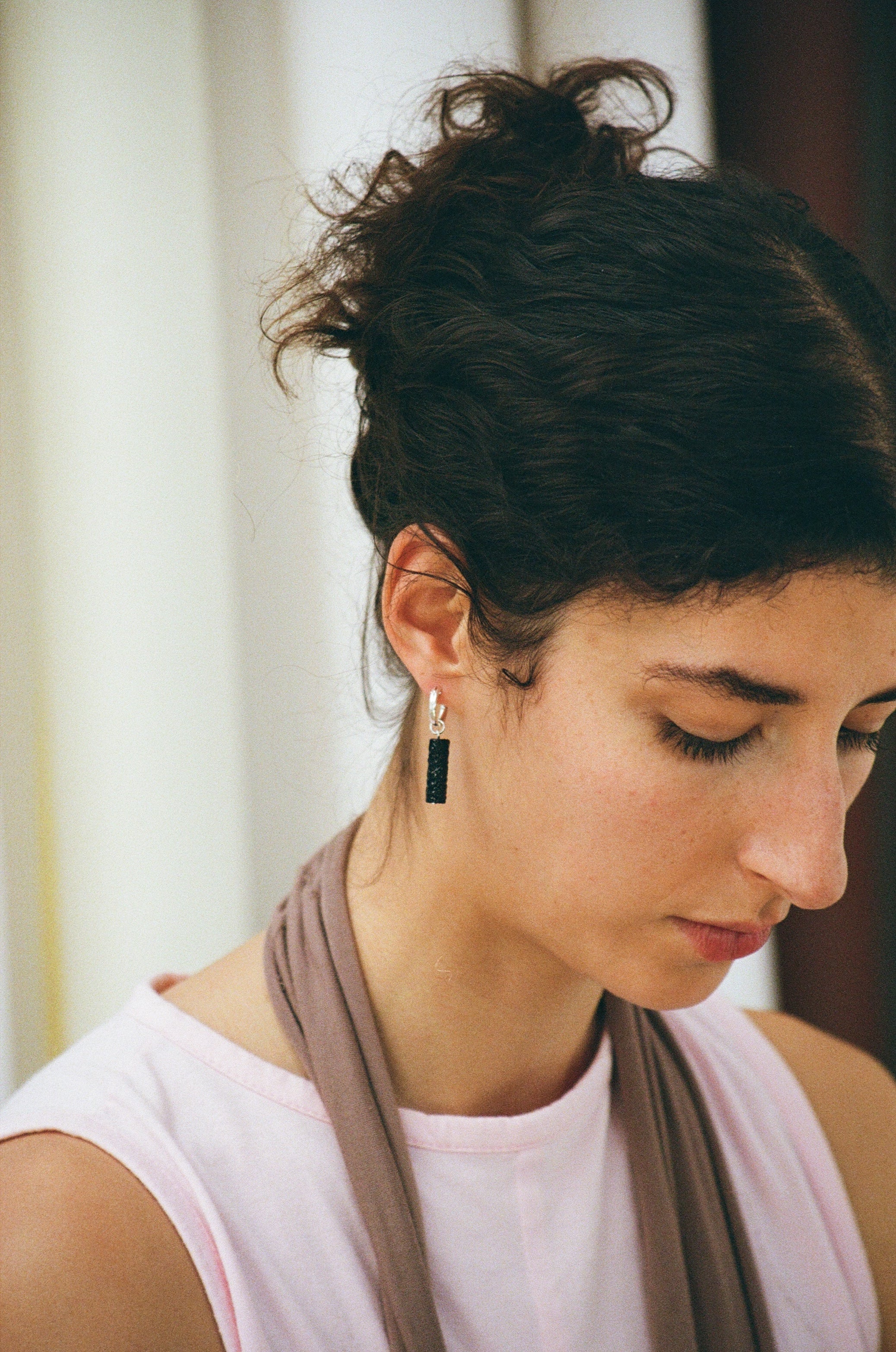 Capsule earrings - Textured black