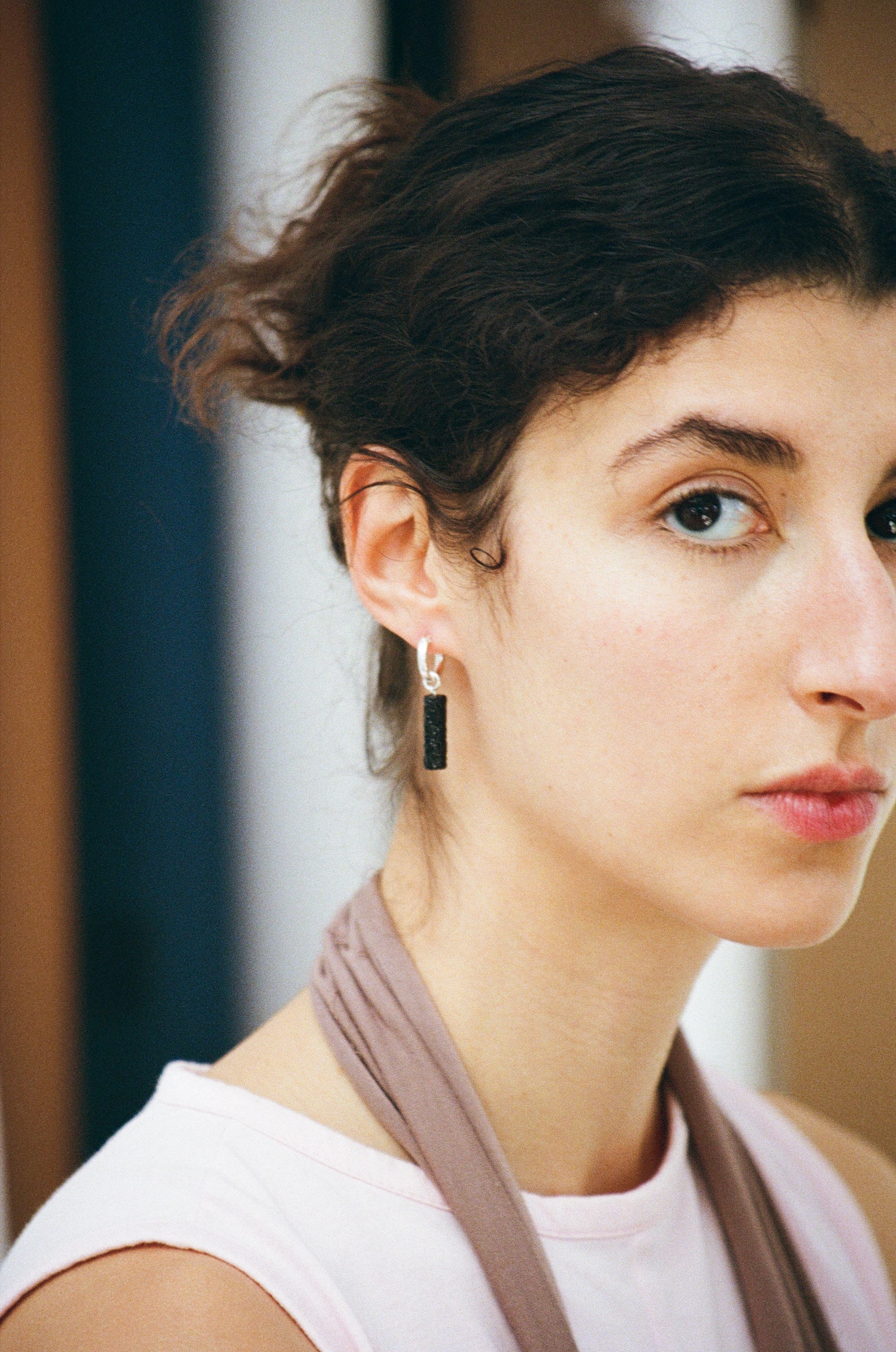 Capsule earrings - Textured black