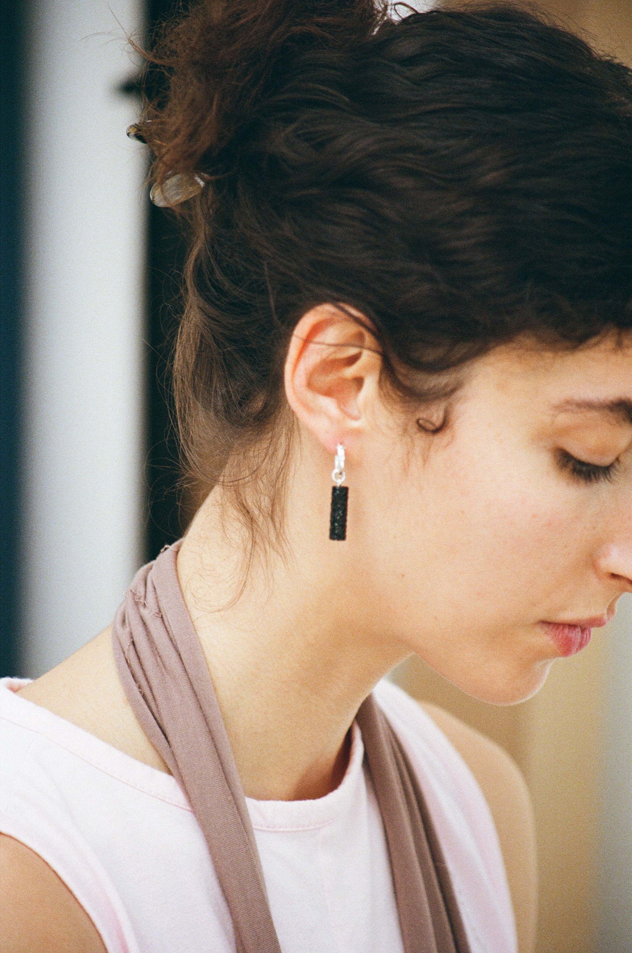 Capsule earrings - Textured black