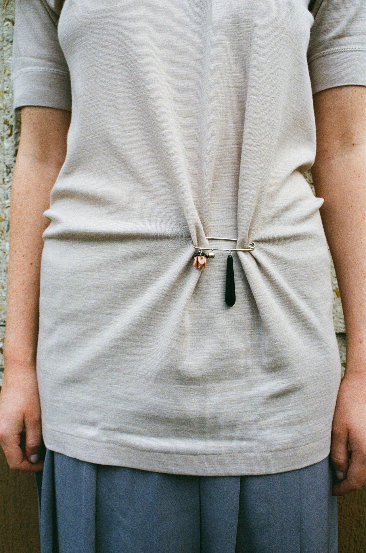 Pull brooch - Beige/Black