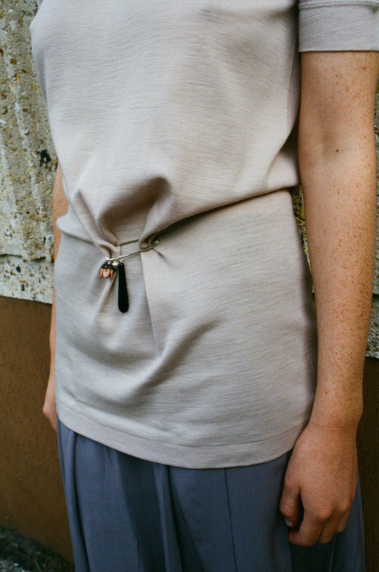 Pull brooch - Beige/Black