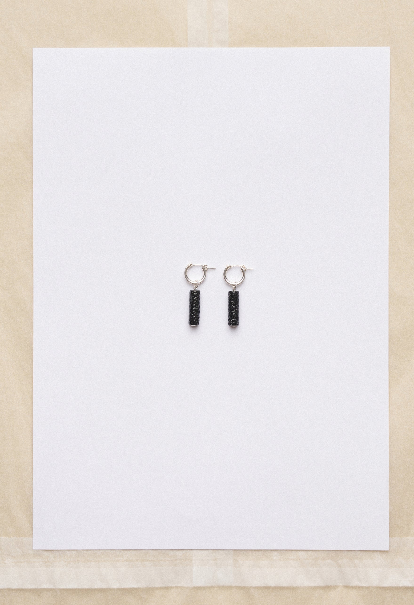 Capsule earrings - Textured black