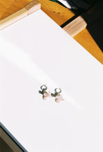 Load image into Gallery viewer, Tulpa earrings - White and copper
