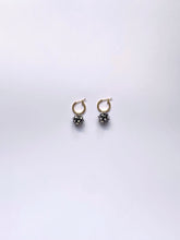 画像をギャラリービューアに読み込む, Division earrings - Black / white

