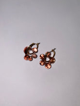 Load image into Gallery viewer, Mini Fleur earrings - Light Pourpre
